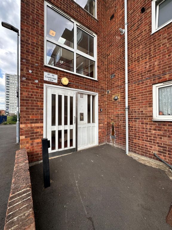 3 bed flat to rent in Cowbridge Lane, Barking IG11, £1,700 pcm Zoopla