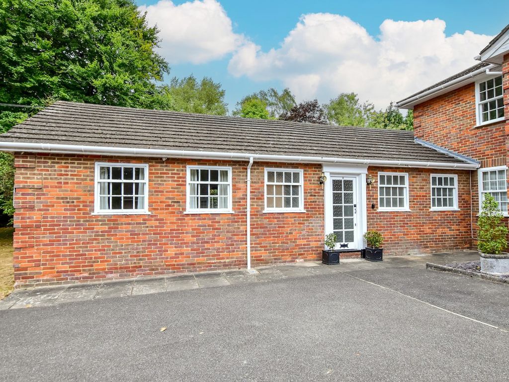 3 bed bungalow for sale in Collinswood Road, Farnham Common, Farnham