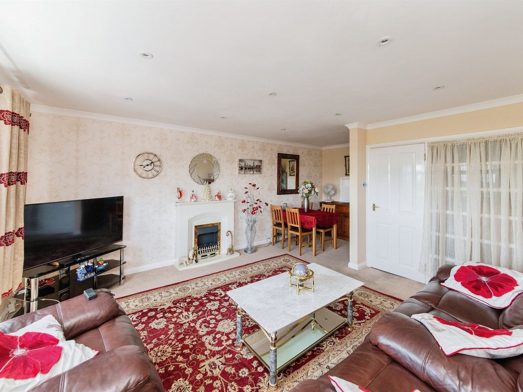 2 bed flat for sale in High Road, Bushey Heath, Bushey WD23, £300,000