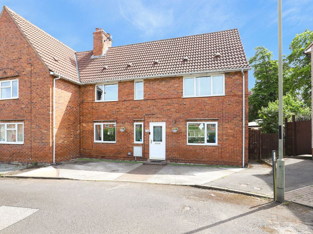 5 bed semidetached house for sale in Hunloke Crescent, Chesterfield