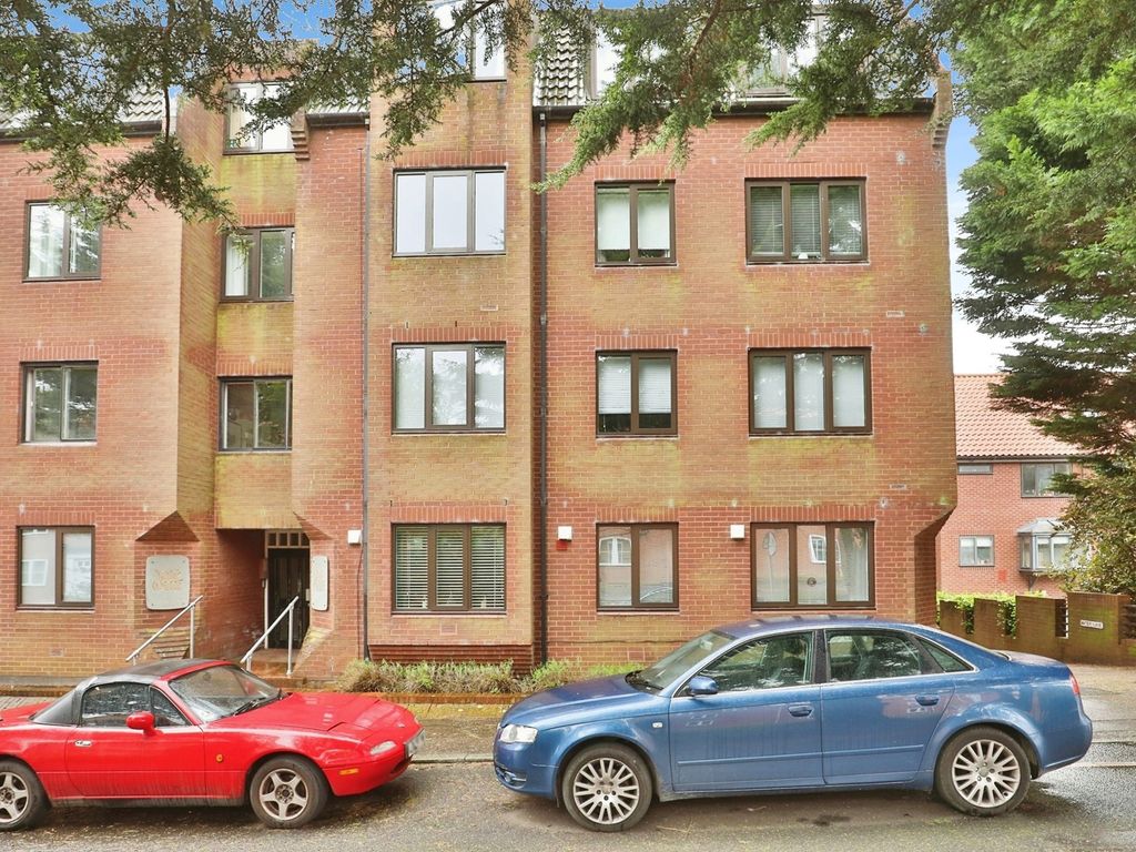 2 bed flat for sale in Yarmouth Road, Thorpe St. Andrew, Norwich NR7, £