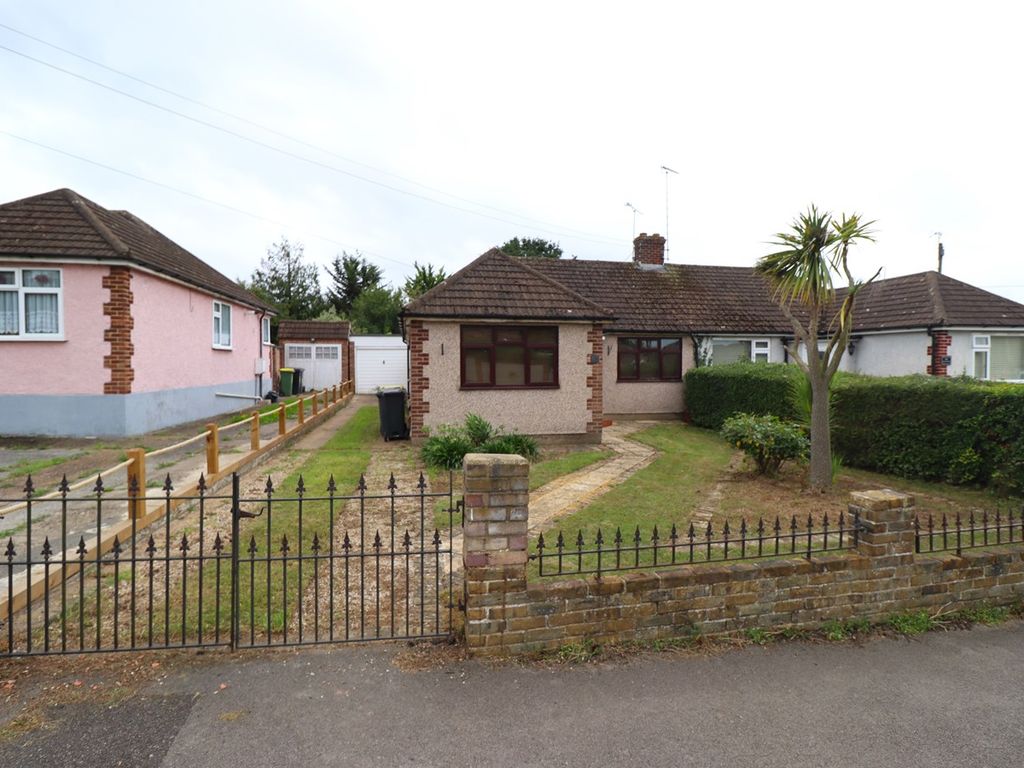 2 bed semidetached bungalow to rent in Louis Drive, Rayleigh SS6, £