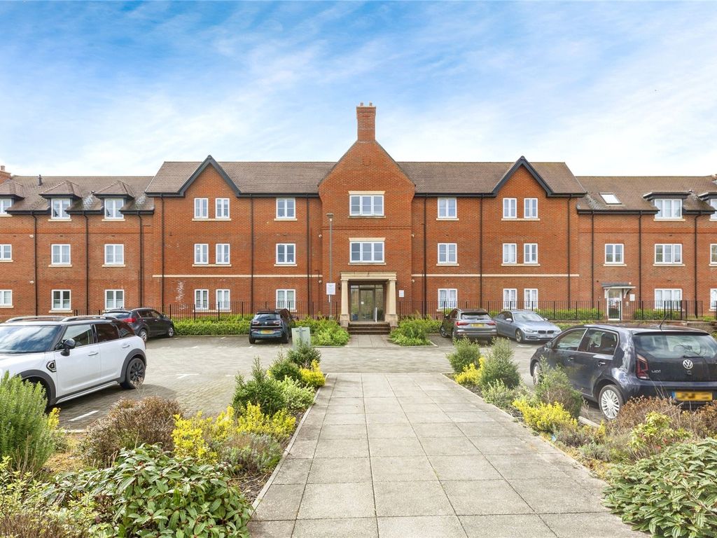 2 bed flat for sale in Astor Gardens, Taplow, Maidenhead SL6, £420,000 Zoopla