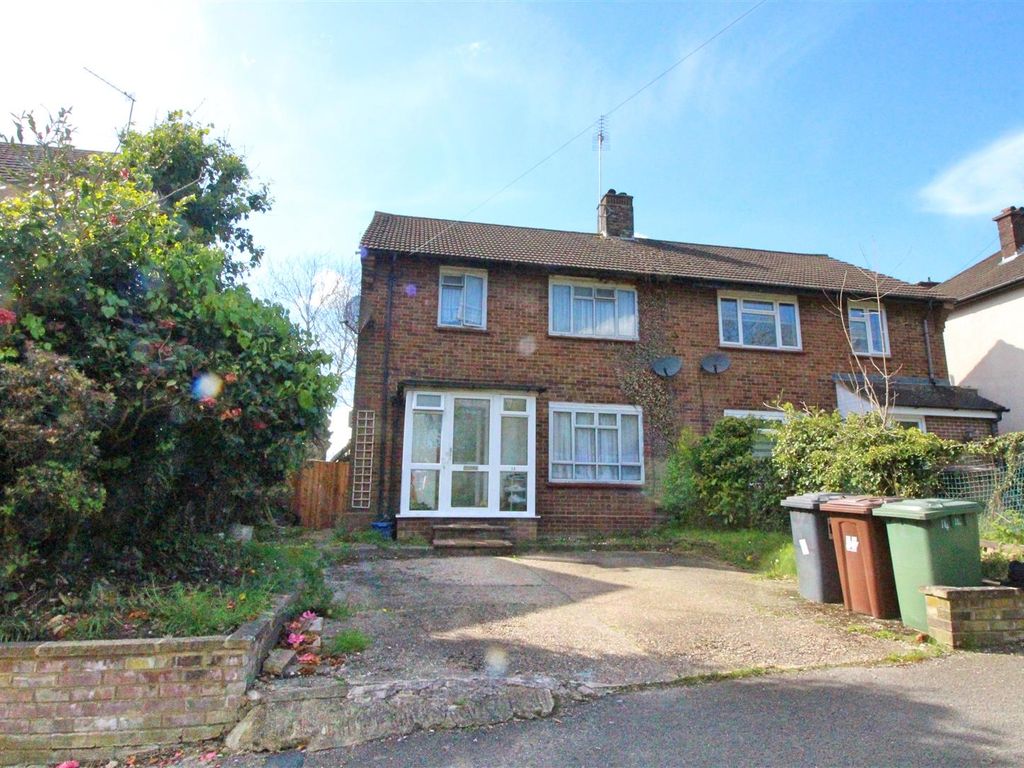 3 bed semidetached house for sale in Coates Road, Elstree, Borehamwood