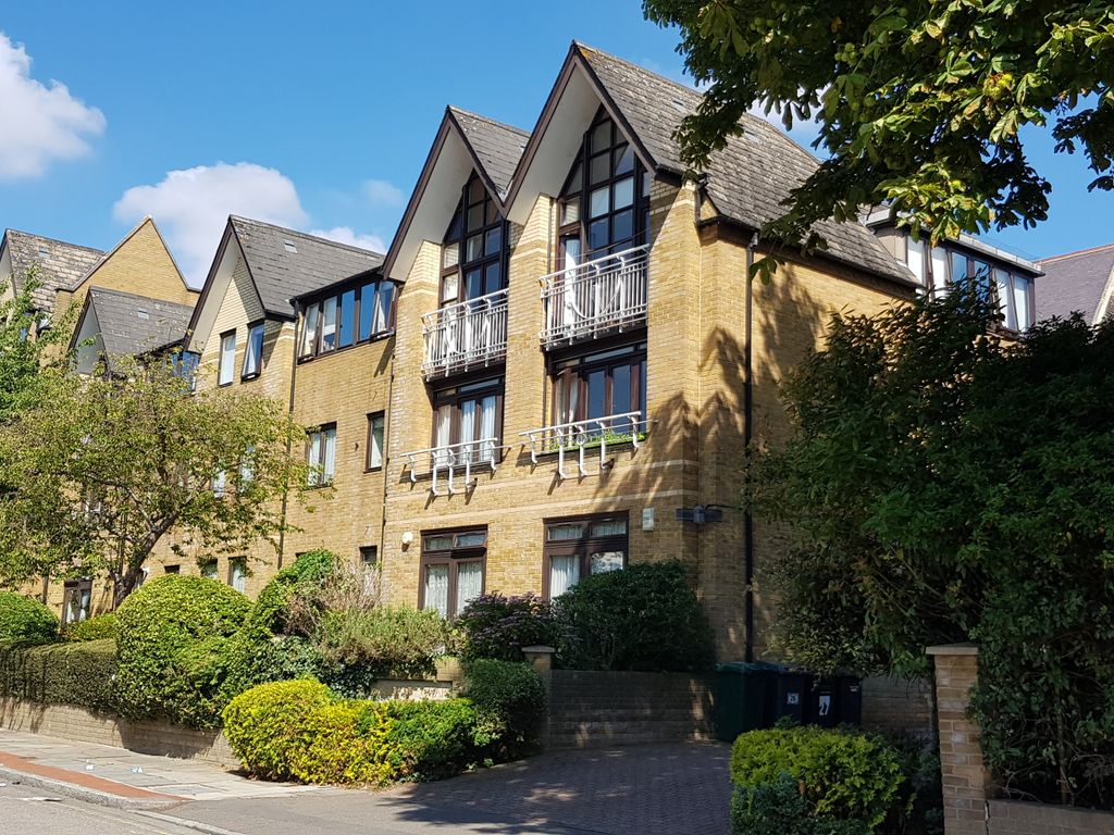 2 bed flat for sale in Hamilton Square, Sandringham Gardens, North