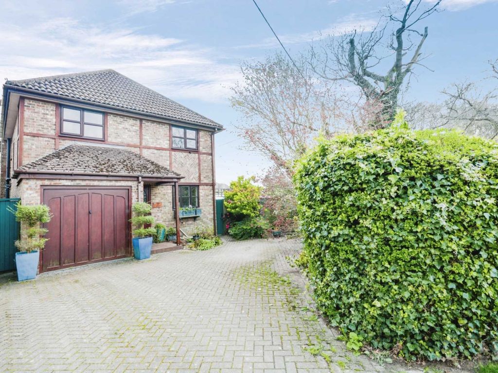 4 bed detached house to rent in Great Hivings, Chesham HP5, £2,500 pcm