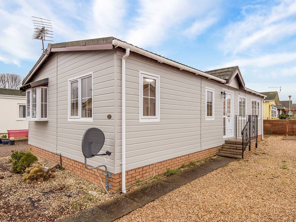 2 bed mobile/park home for sale in Rosebank Park Homes, Meadow Road, St