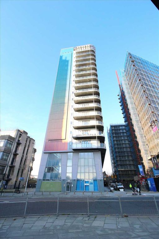 2 bed flat to rent in Icon Building, 39 Ilford Hill, Loxford School