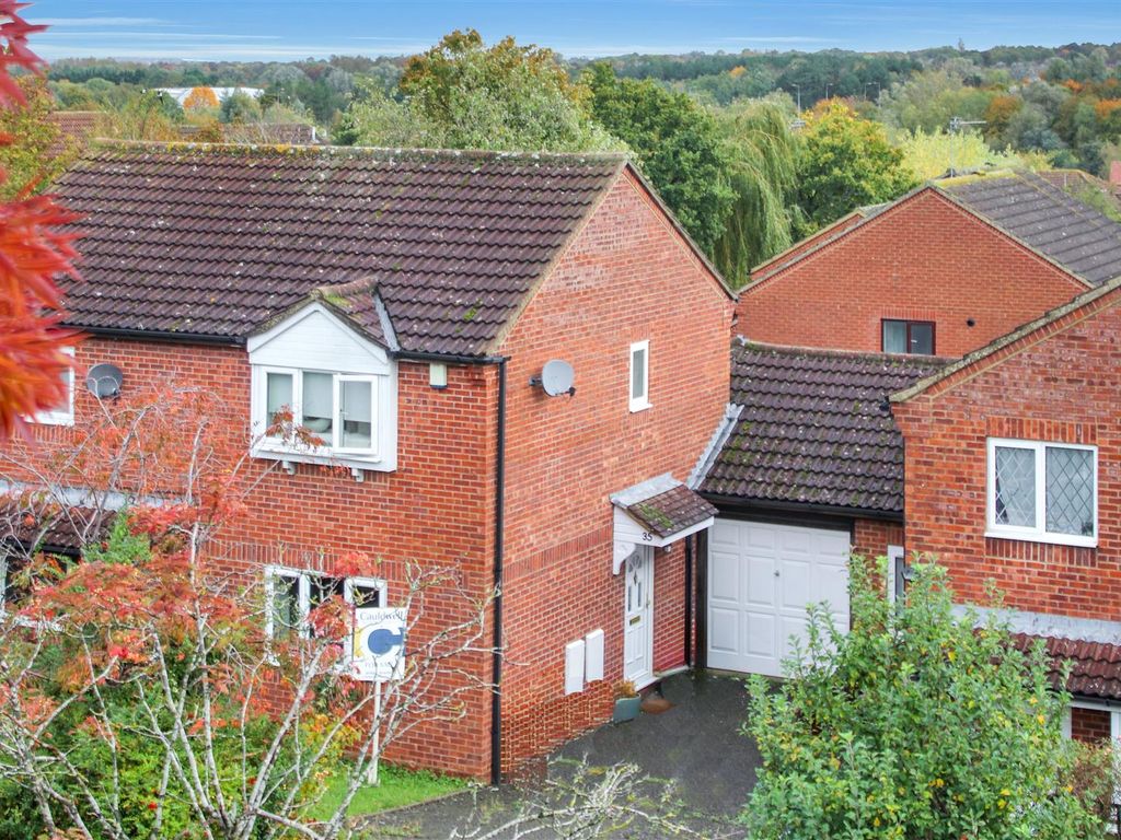 2 bed semidetached house for sale in Vyne Crescent, Great Holm, Milton