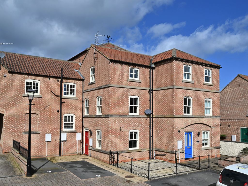 3 bed town house for sale in Florentines Court, Ripon HG4 Zoopla