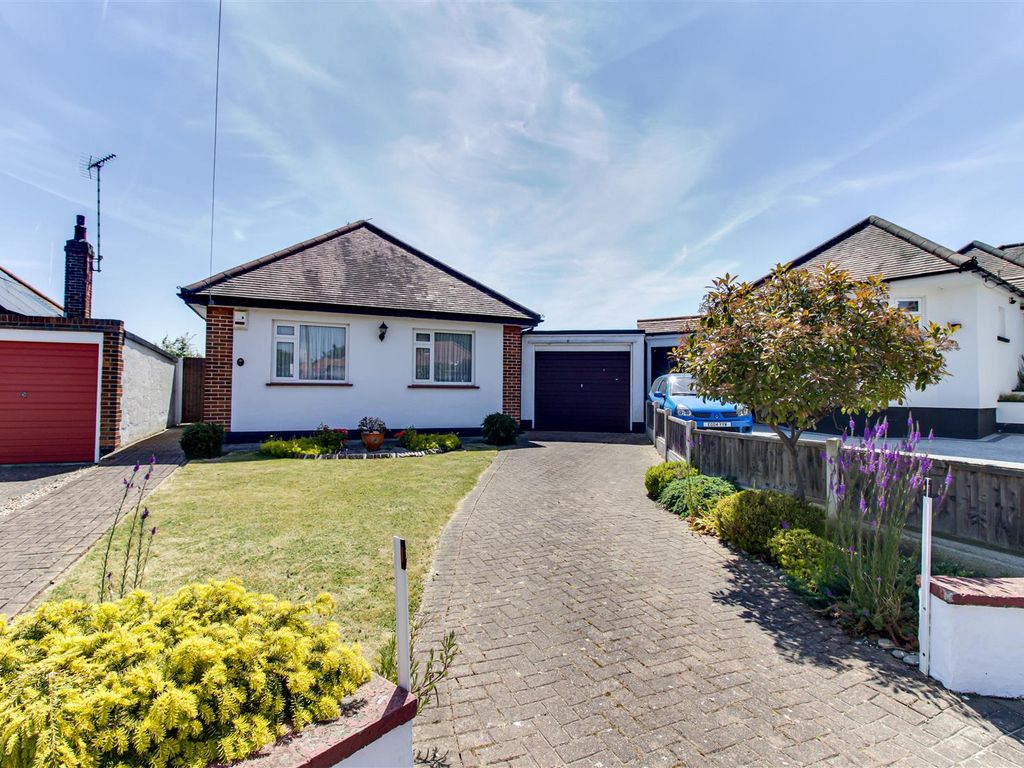 3 bed detached bungalow for sale in Dundee Close, LeighOnSea SS9, £