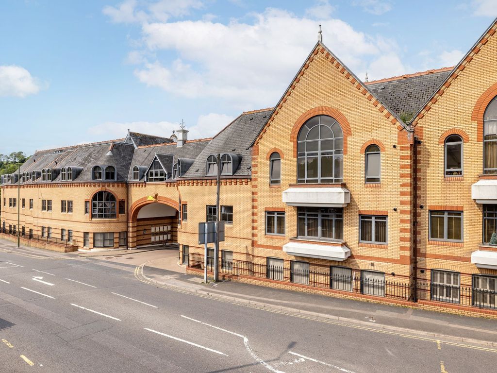 2 bed flat for sale in Whyteleafe Hill, Whyteleafe CR3, £350,000 Zoopla