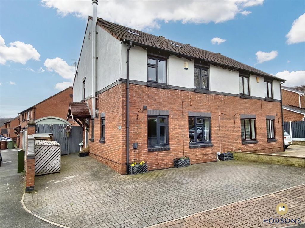 5 bed semidetached house for sale in Billingham Close, Alverthorpe
