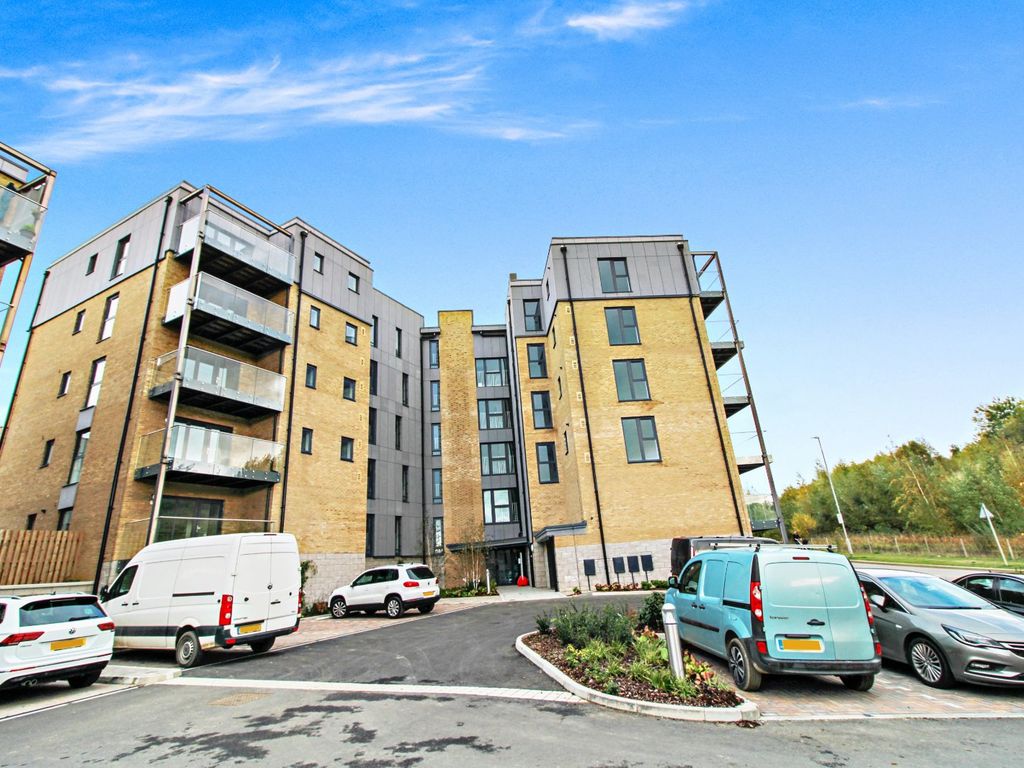 2 bed flat to rent in Castle Hill Drive, Castle Hill, Ebbsfleet Valley, DA10, £1,500