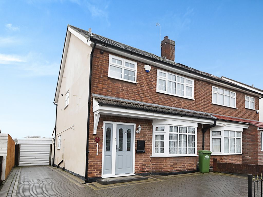 3 bed semidetached house for sale in Popes Crescent, Basildon SS13