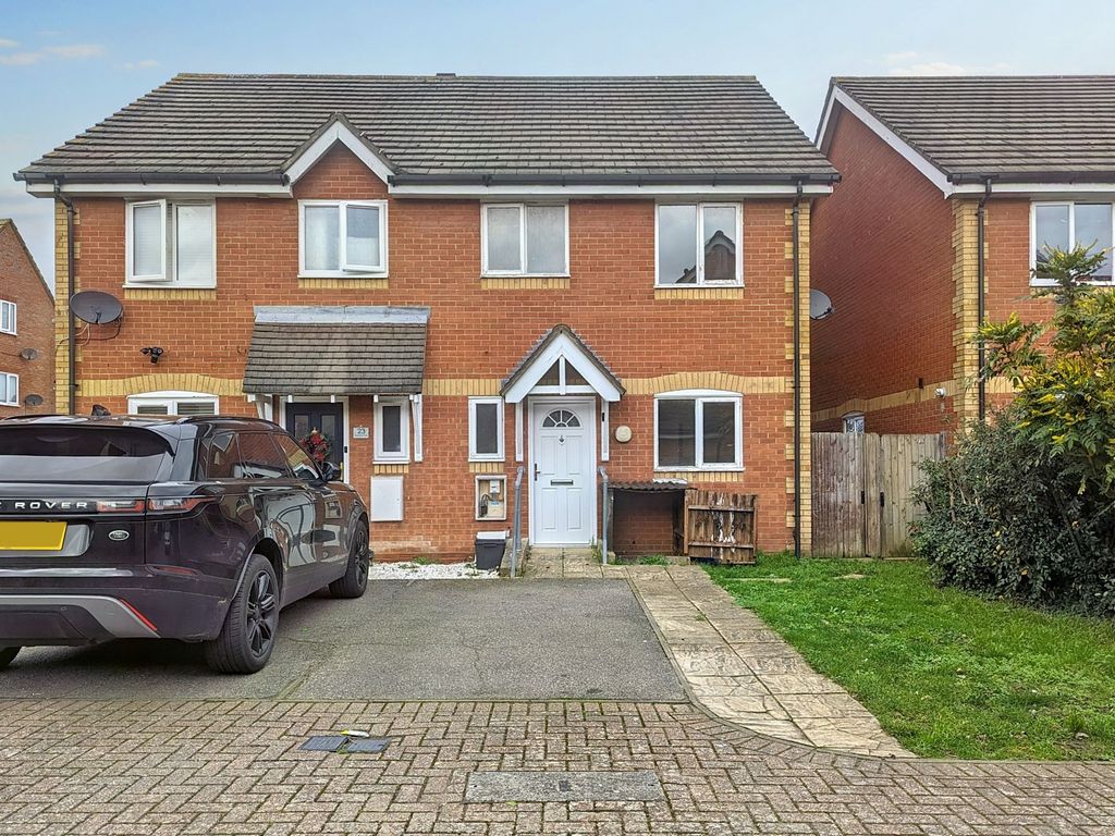 3 bed semidetached house for sale in Haywards Close, Chadwell Heath
