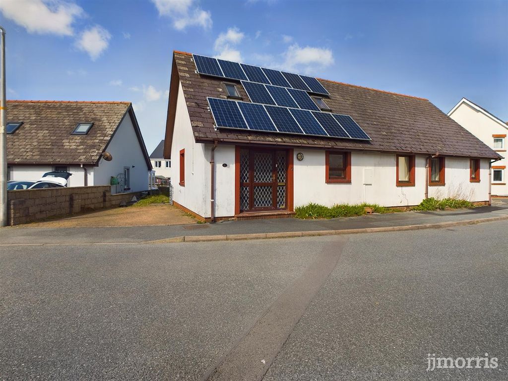 3 bed semidetached bungalow for sale in Llain Drigarn, Crymych SA41, £