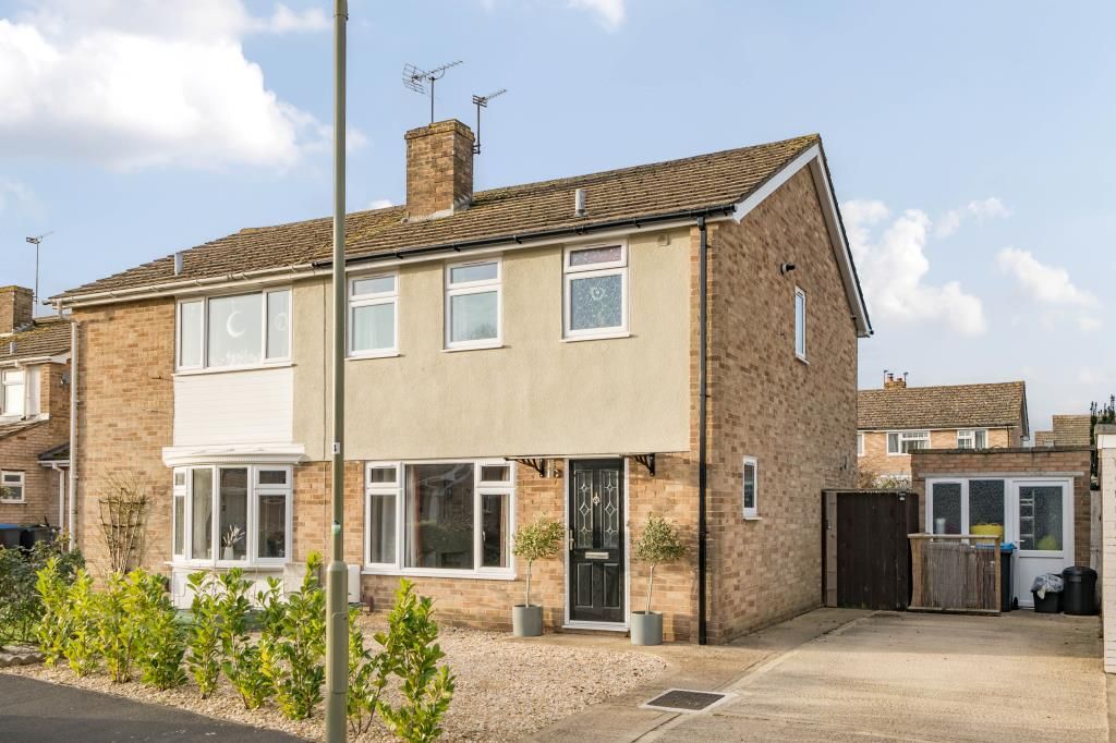 3 bed semidetached house for sale in Carterton, Oxfordshire OX18, £