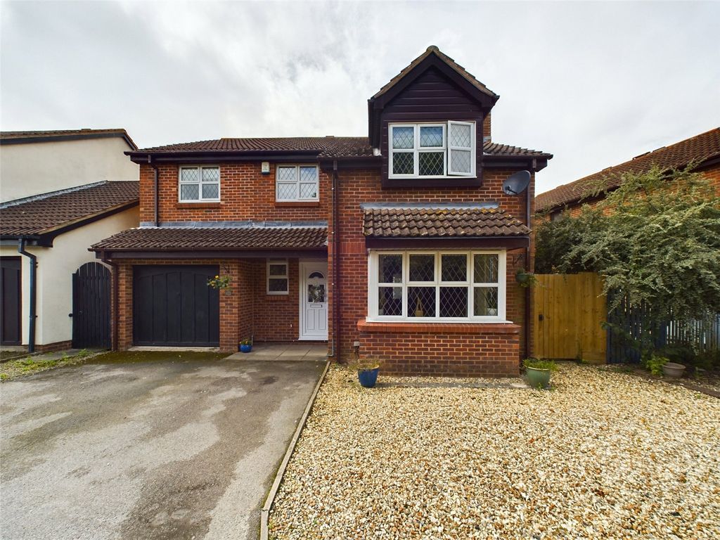 6 bed detached house for sale in Peacock Close, Abbeymead, Gloucester