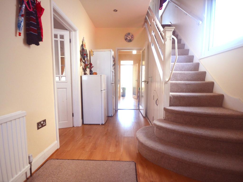 4 bed semidetached house to rent in St. Johns Road, Seven Kings