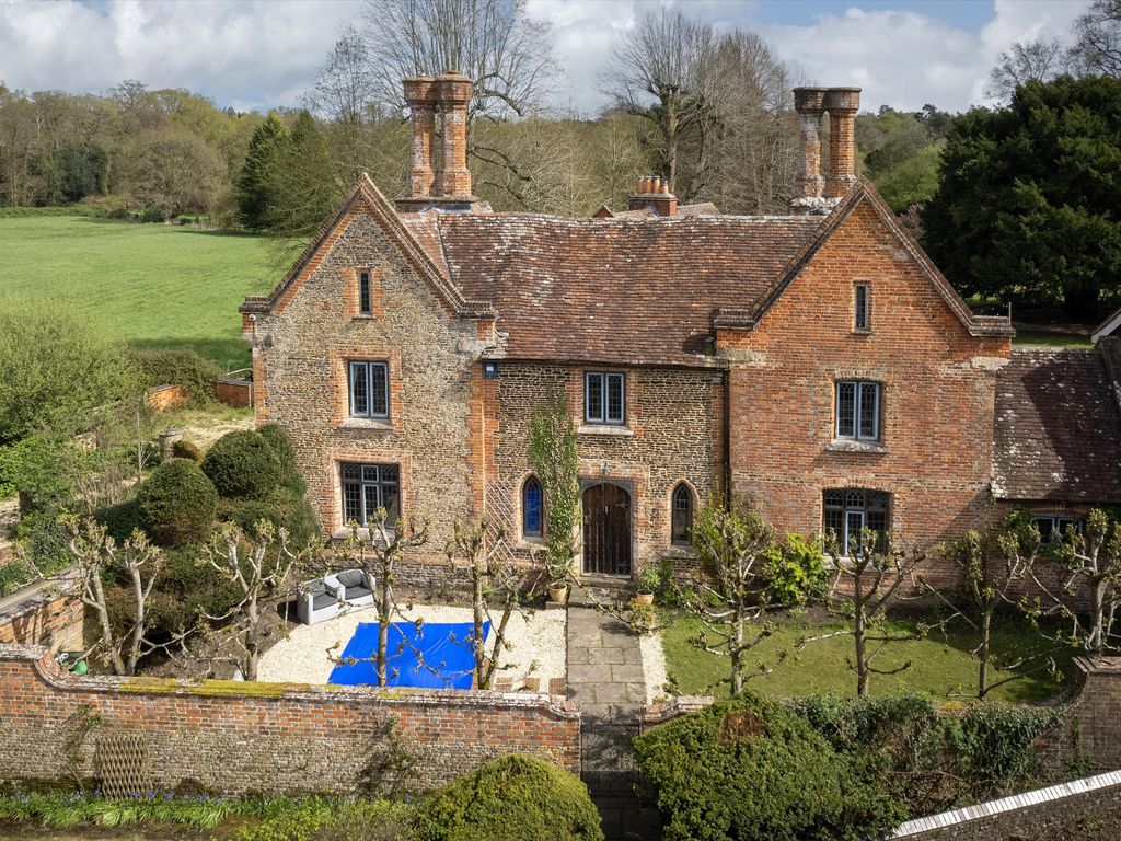 6 bed detached house for sale in Frensham, Farnham, Surrey GU10, £