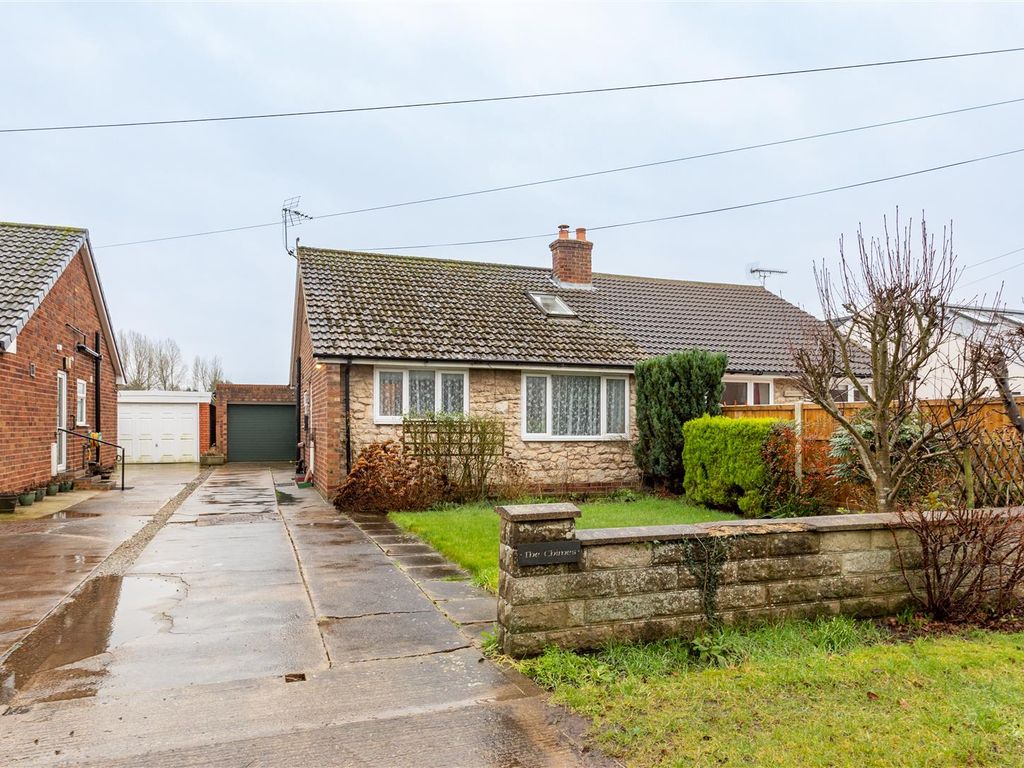 3 bed semidetached bungalow for sale in Tollerton Road, Huby, York