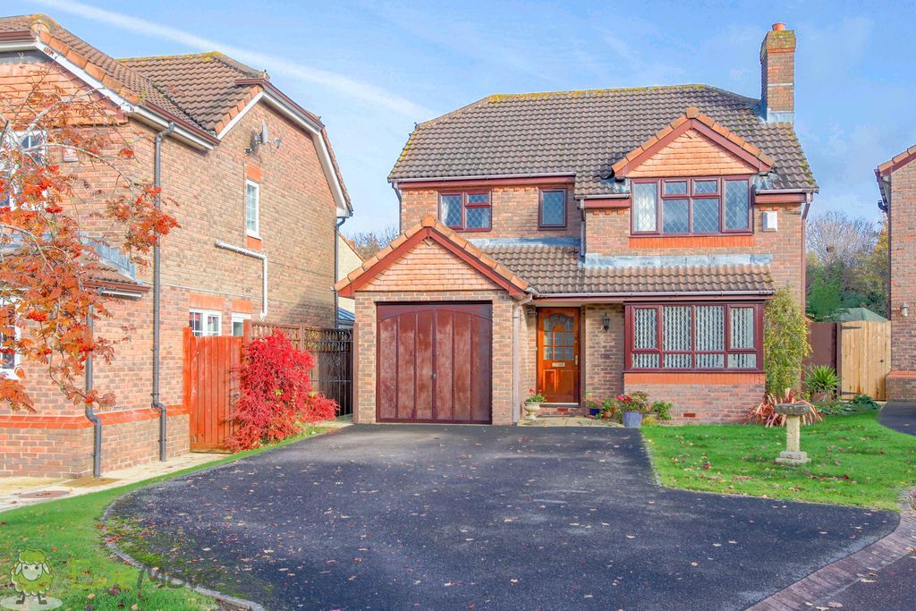 4 bed detached house to rent in Yarlington Close, Cleeve