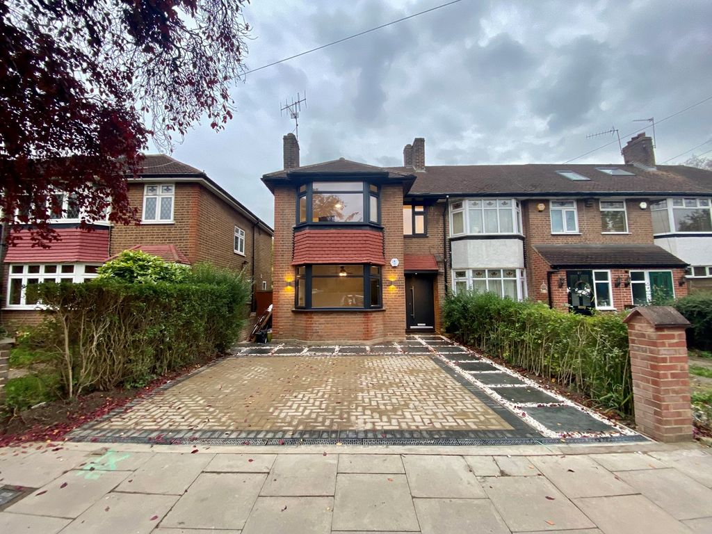 3 bed property to rent in Selborne Gardens, Perivale, Greenford UB6