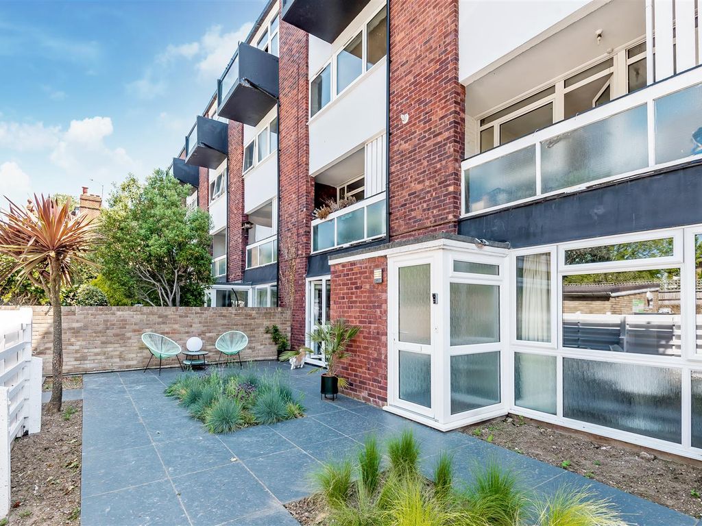 3 bed flat for sale in The Crescent, Surbiton KT6 Zoopla