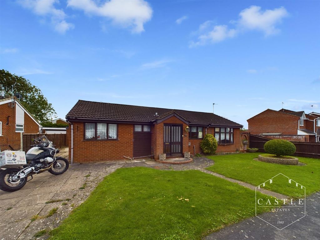 2 bed detached bungalow for sale in Galloway Close, Barwell, Leicester