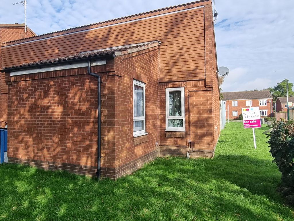 2 bed semidetached bungalow for sale in Dronfield Court, Scunthorpe