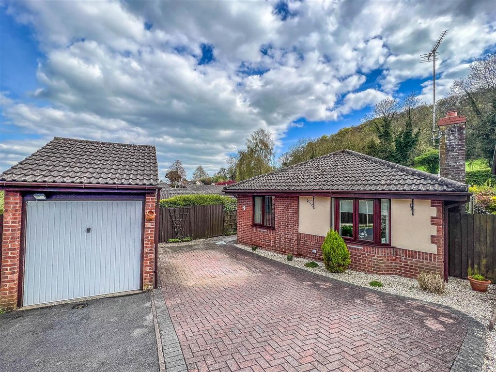 3 bed detached bungalow for sale in Lambsdowne, Cam, Dursley GL11 Zoopla