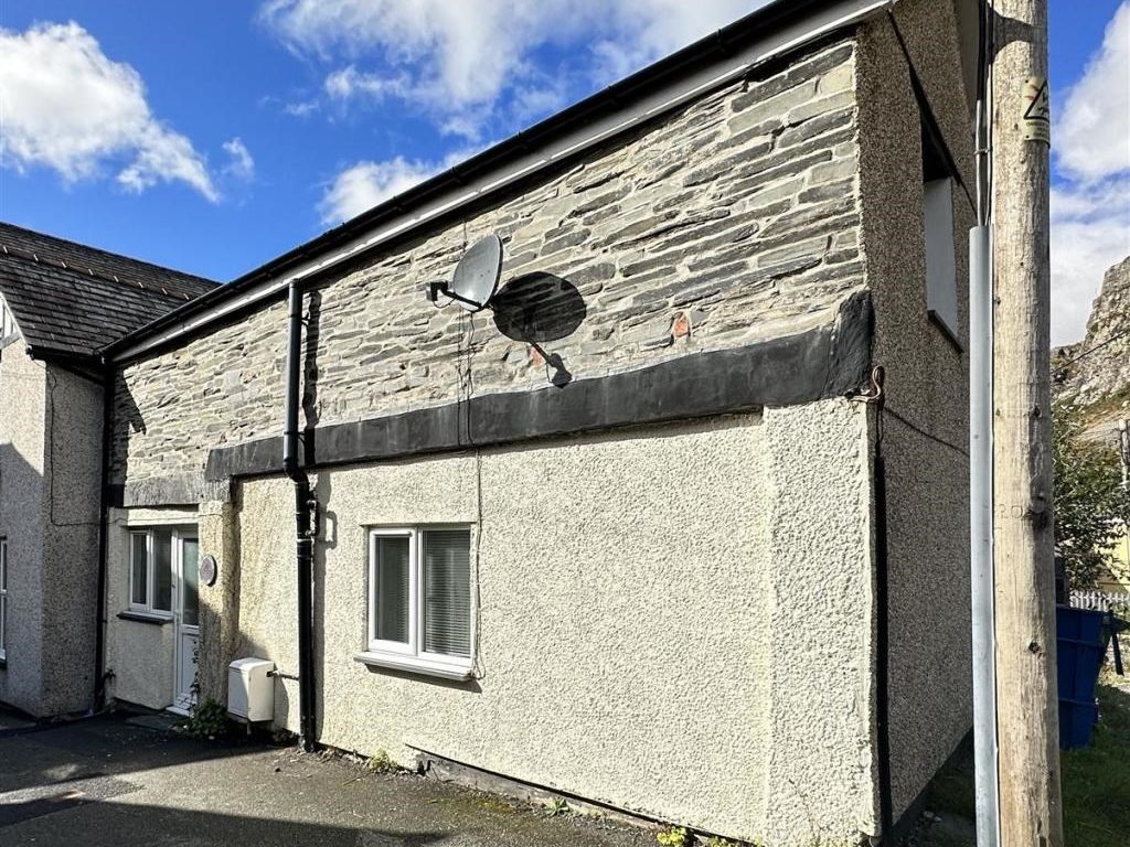 2 bed end terrace house for sale in High Street, Blaenau Ffestiniog