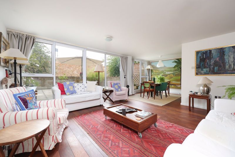 3 bed flat for sale in High Kingsdown, Kingsdown, Bristol BS2, £400,000