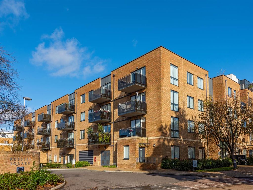 2 bed flat for sale in Russells Crescent, Horley RH6, £270,000 Zoopla