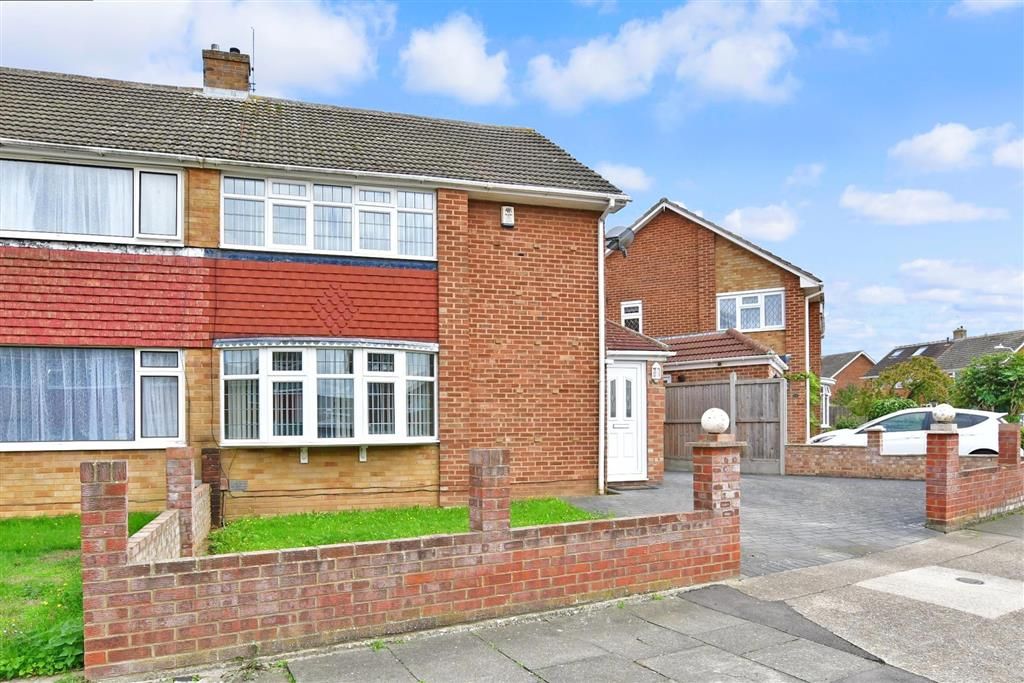 3 bed semidetached house for sale in Frobisher Way, Gravesend, Kent