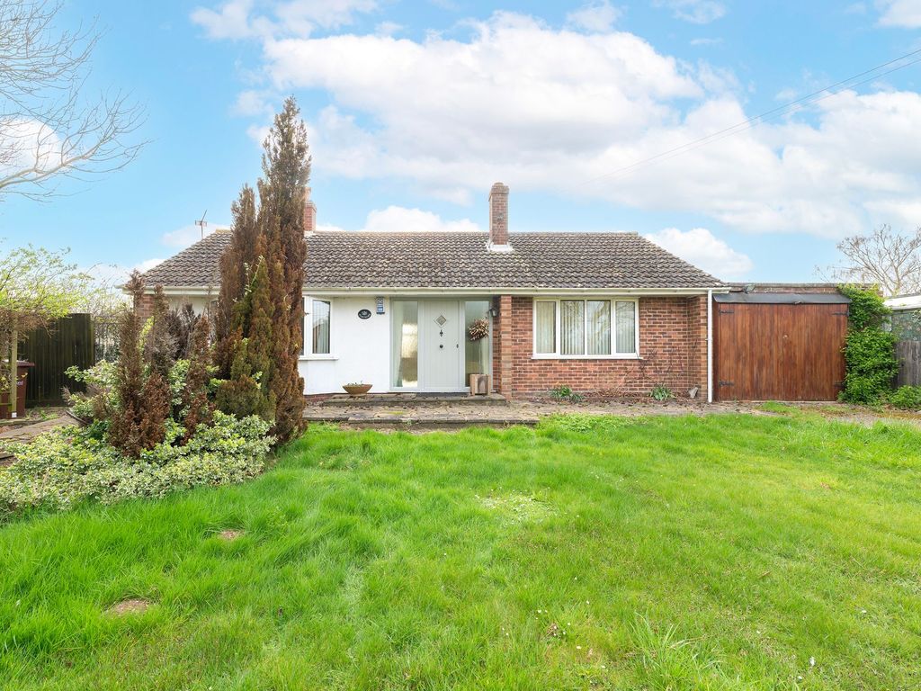3 bed detached bungalow for sale in Lopham Road, Kenninghall, Norwich
