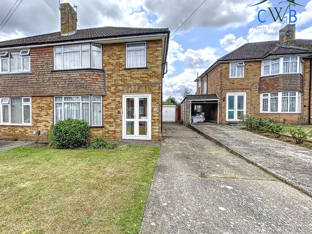 3 bed semidetached house for sale in Meadow Walk, Snodland ME6, £