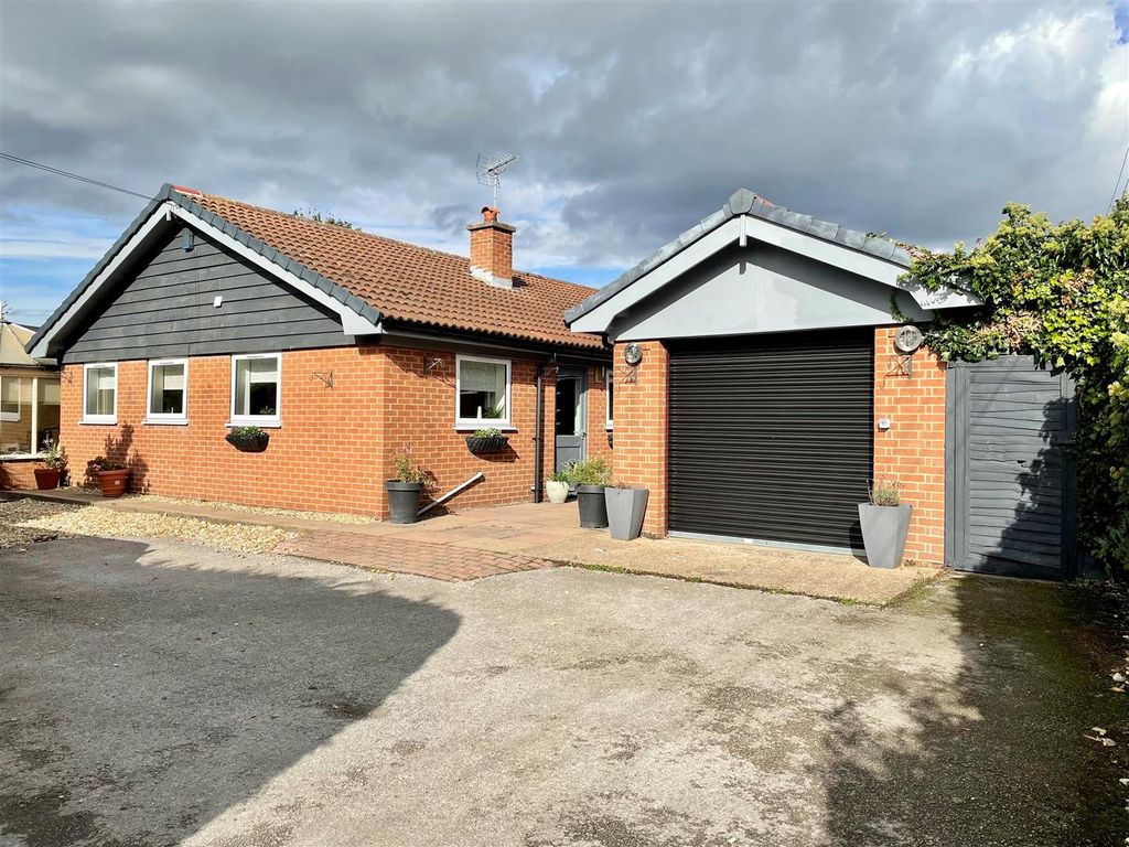 4 bed bungalow for sale in Pingley Lane, Staythorpe, Newark NG23 Zoopla