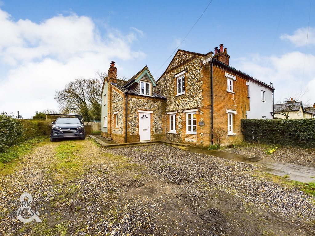 4 bed semidetached house for sale in Chapel Street, Shipdham, Thetford