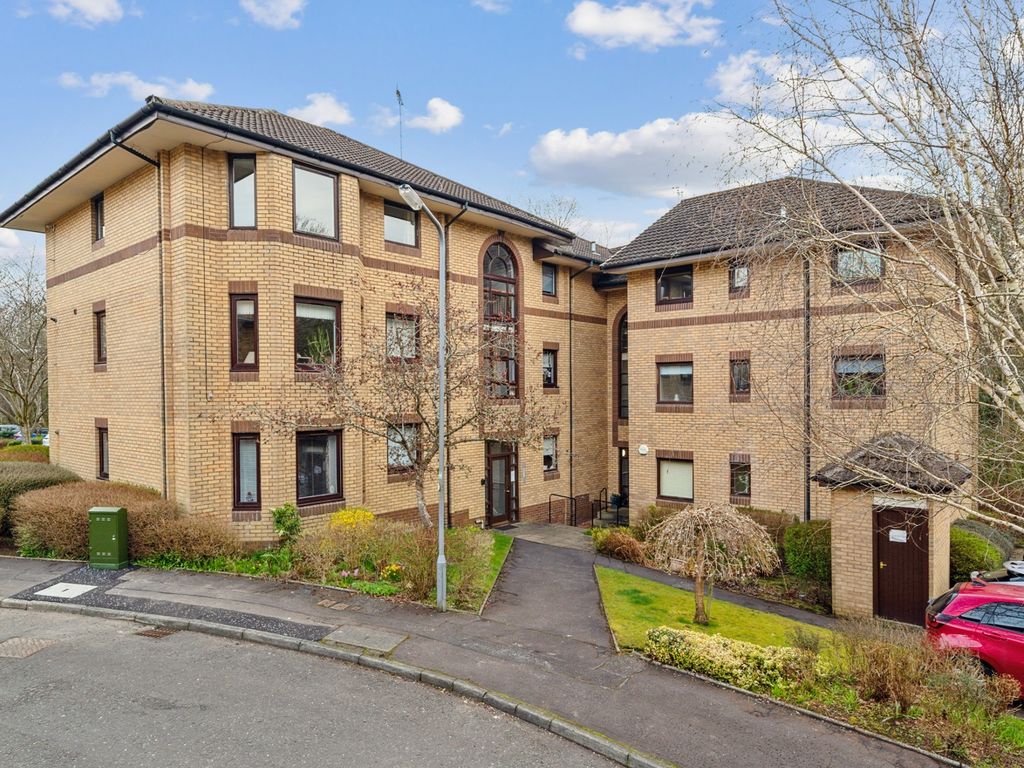 3 bed flat to rent in Riverside Gardens, Busby, East Renfrewshire G76