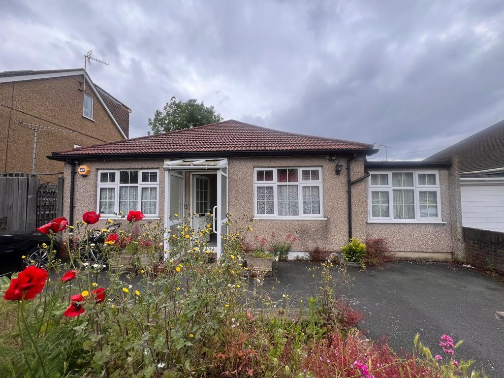 4 bed detached bungalow to rent in Mahlon Avenue, Ruislip HA4, £3,000
