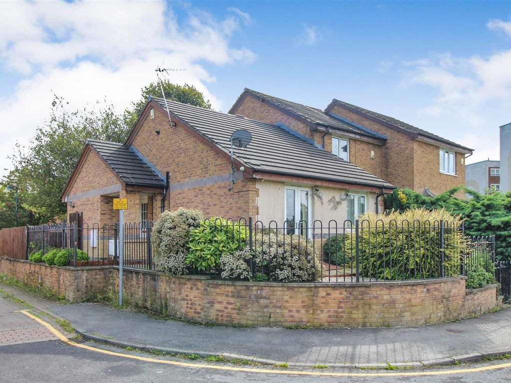 2 bed semidetached bungalow for sale in Holmefield View, Bradford BD4