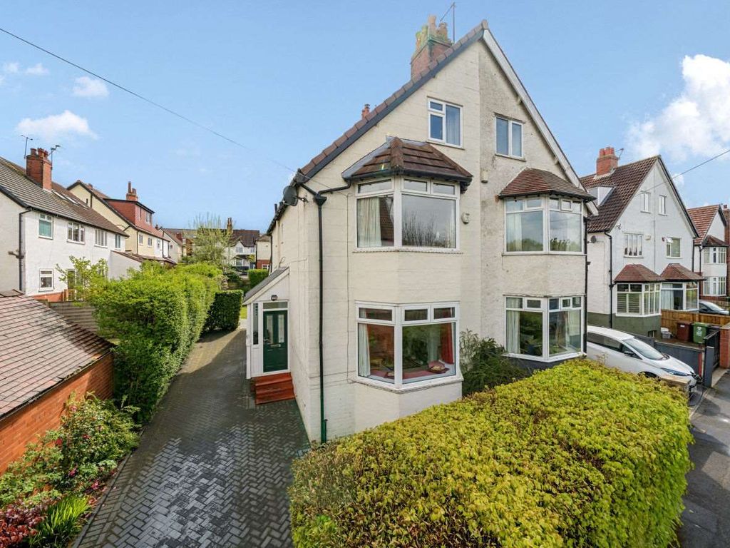 4 bed semidetached house for sale in Vale Avenue, Leeds LS8, £525,000