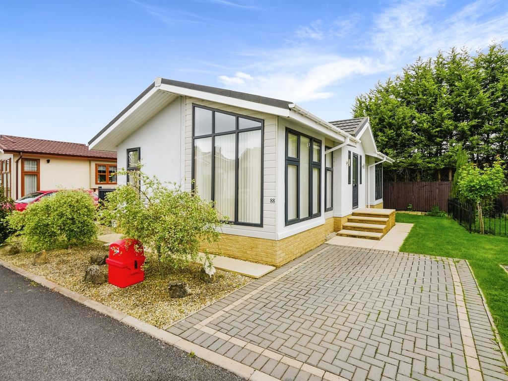 2 bed mobile/park home for sale in Heyford Leys, Upper Heyford