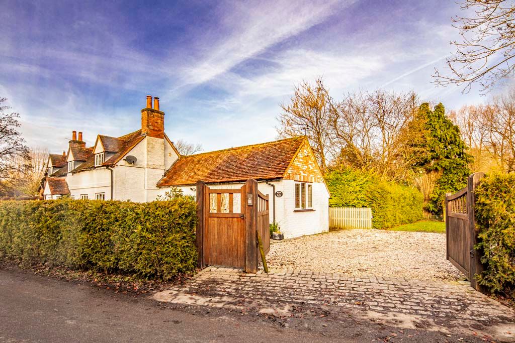 3 bed detached house for sale in Bridge House, Stanford Dingley RG7, £