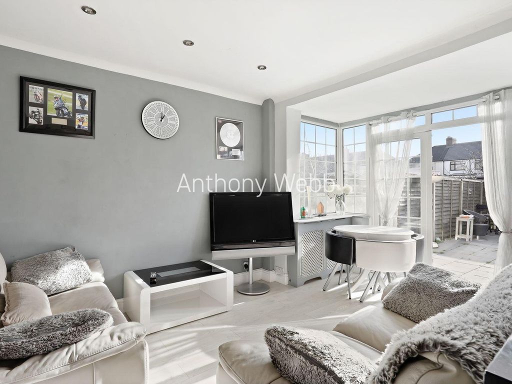 4 bed property for sale in Pembroke Road, Palmers Green, London N13
