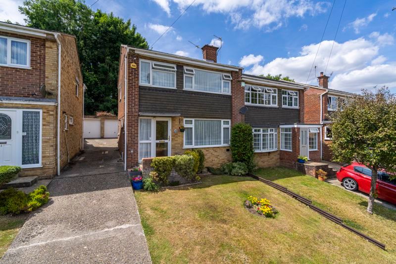 3 bed semidetached house for sale in Cedar Avenue, Hazlemere, High