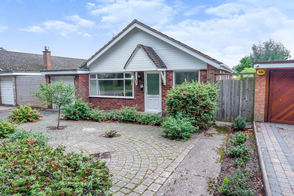 2 bed detached bungalow for sale in Sharrat Field, Four Oaks, Sutton