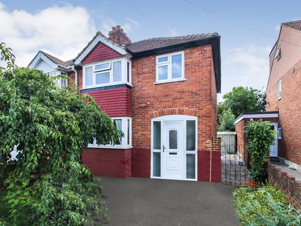 3 bed semidetached house to rent in Buckingham Avenue East, Slough SL1